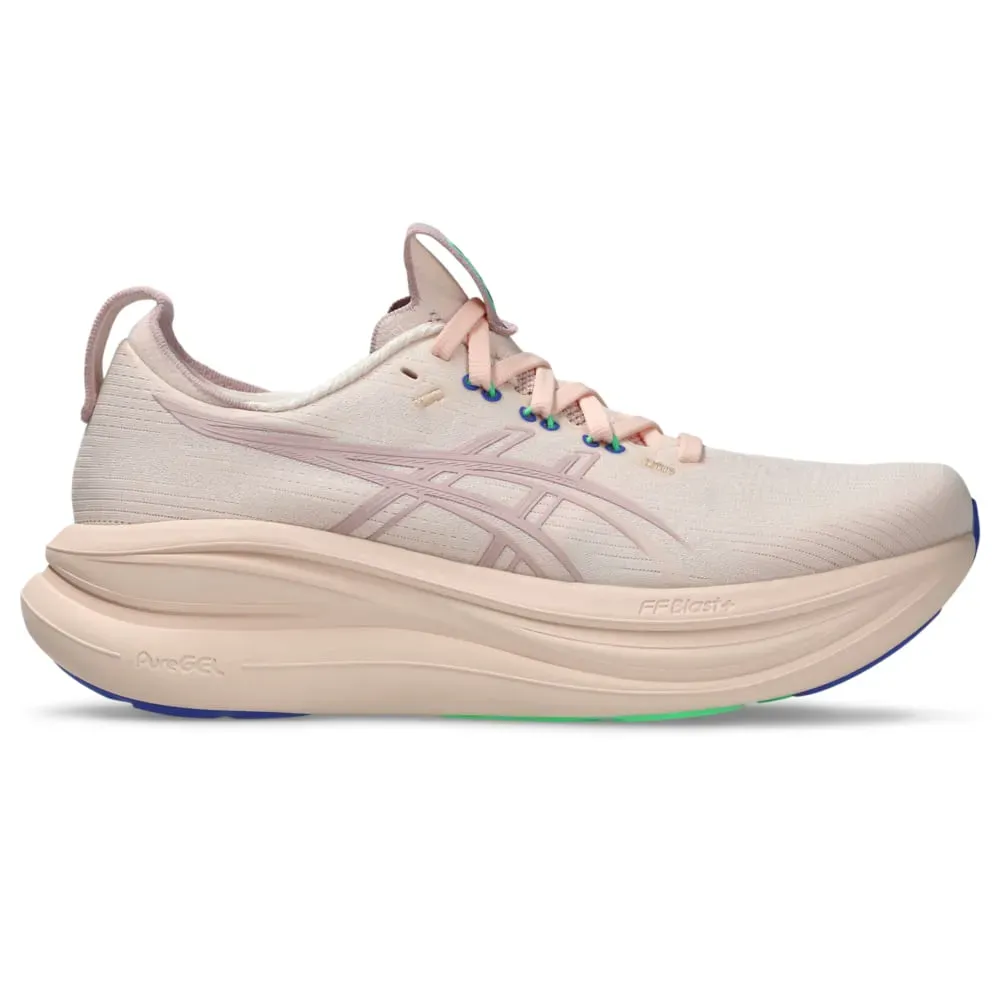 Tênis de corrida feminino Asics Gel Nimbus 28 rosa claro exibido de frente mostrando design e solado amortecido